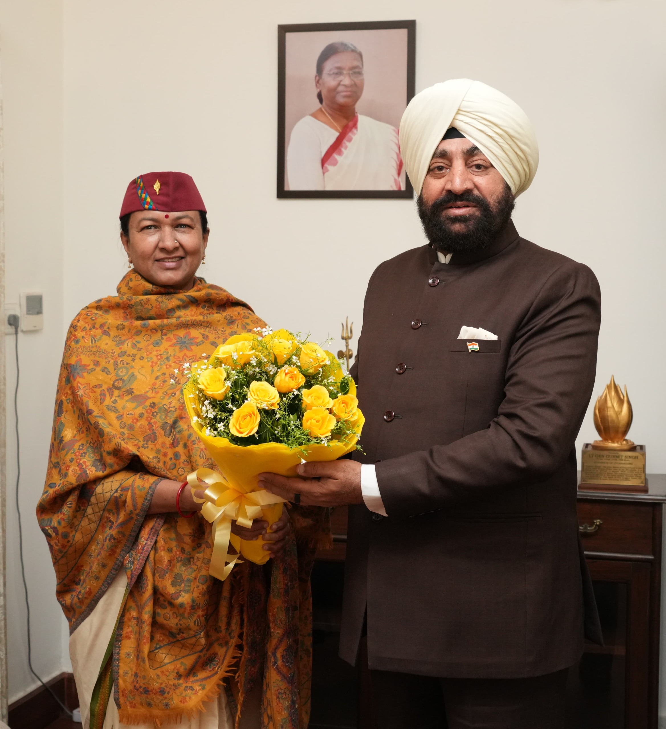 राज्यपाल लेफ्टिनेंट जनरल गुरमीत सिंह से मुख्य सचिव राधा रतूड़ी ने शिष्टाचार भेंट की