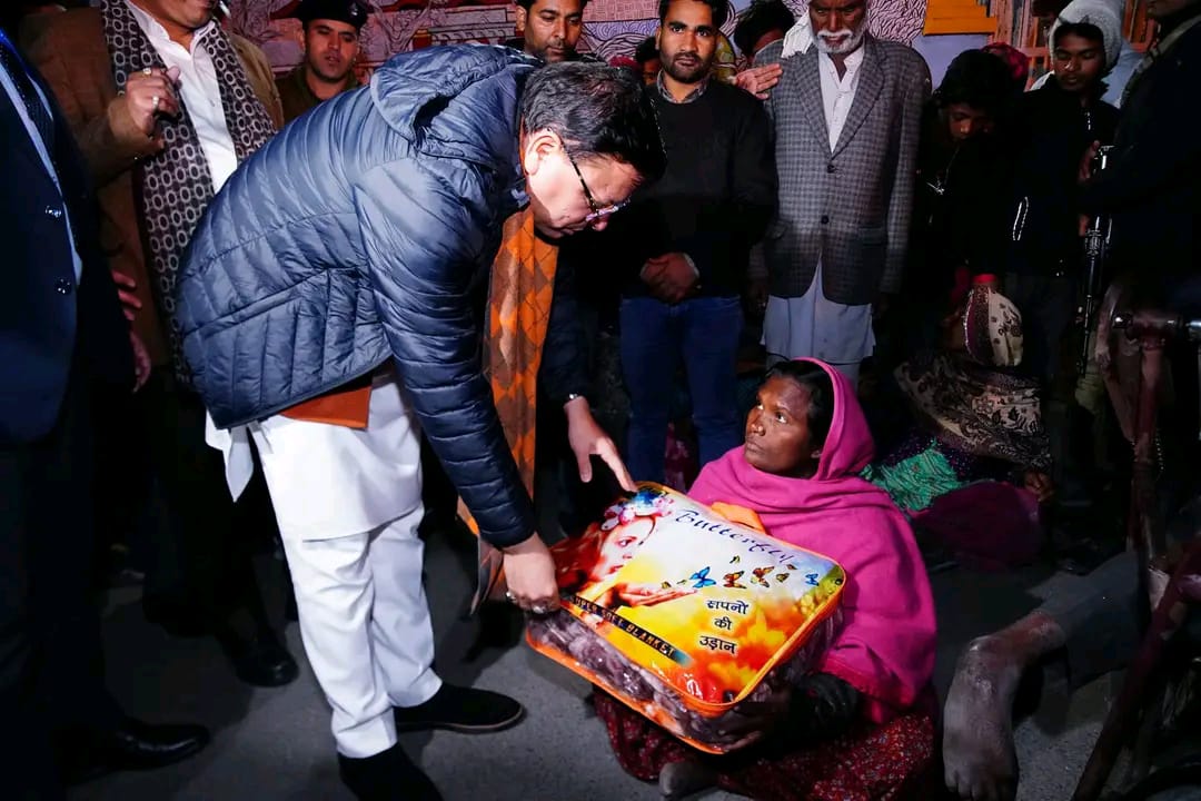 मुख्यमंत्री पुष्कर सिंह धामी ने बेसहारा लोगों को वितरित किए कंबल, रैन बसेरों का किया निरीक्षण..
