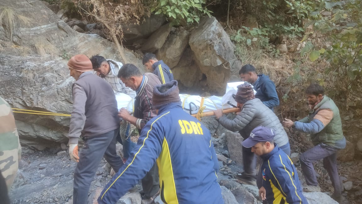 जनपद- देहरादून-कालसी के पास दुर्घटनाग्रस्त हुई कार, SDRF ने किया एक महिला का रेस्क्यू व एक पुरुष का शव बरामद