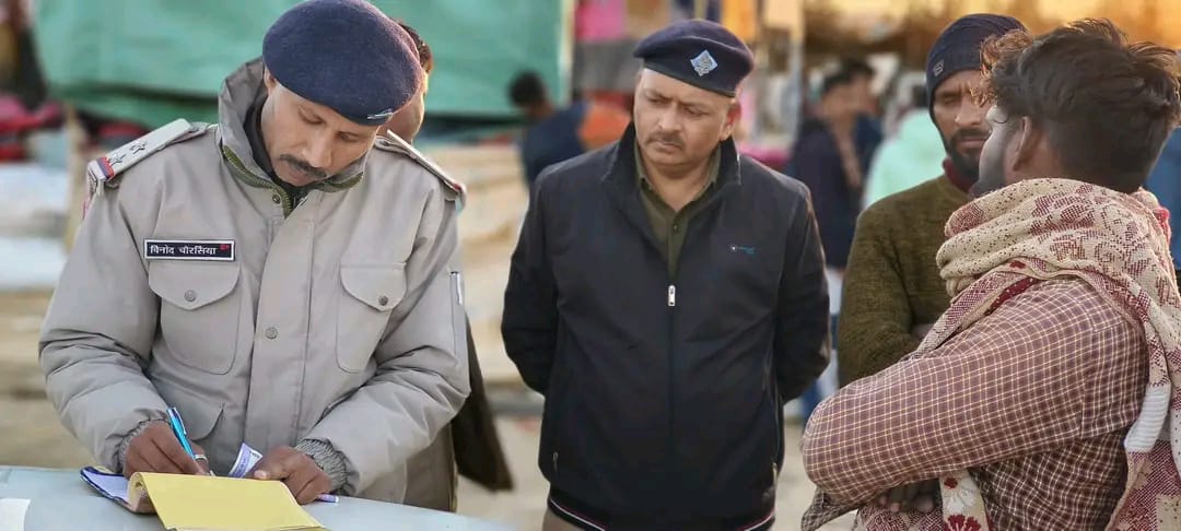 पोखरी मेले में पुलिस ने चलाया बाहरी व्यक्तियों और व्यापारियों का सत्यापन अभियान