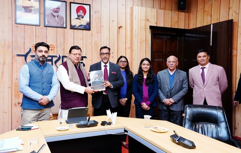 CM धामी ने शुक्रवार को मुख्यमंत्री आवास में अधिकारियों की उच्च स्तरीय बैठक ली