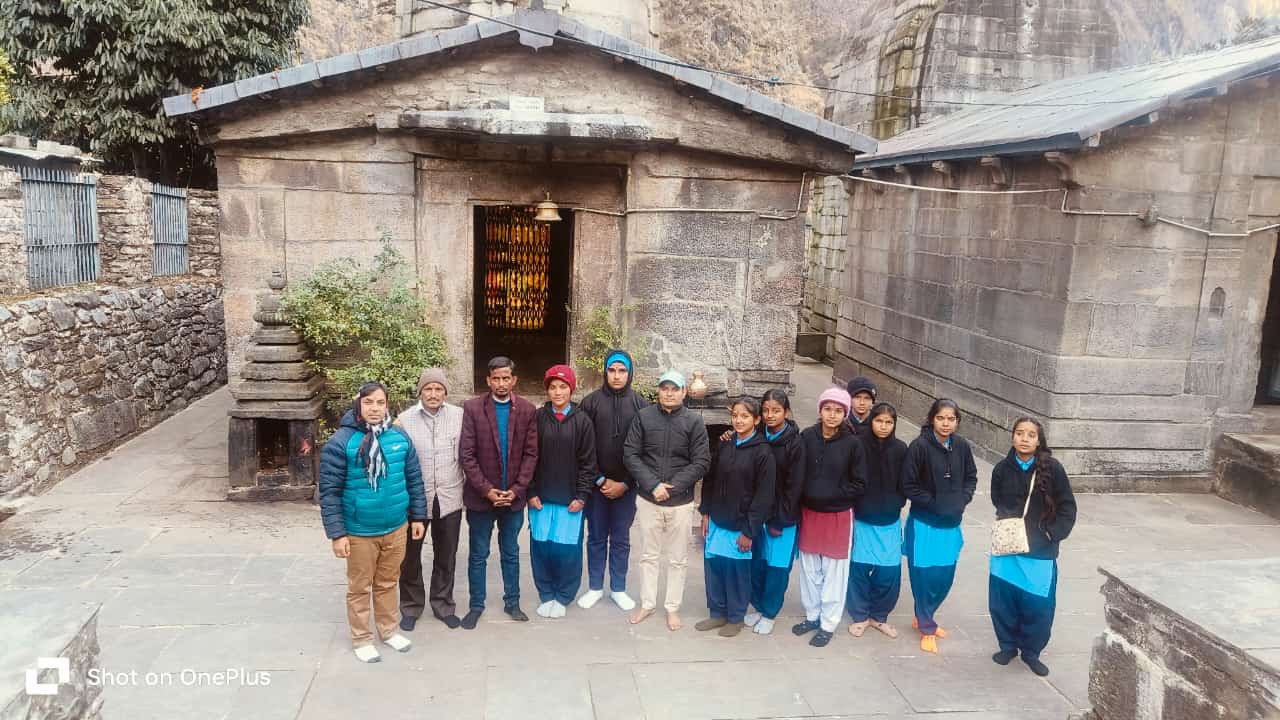 बीकेटीसी मुख्य कार्याधिकारी के निर्देश पर संस्कृत विद्यालय कमेड़ा के छात्र – छात्राओं ने श्री बदरीनाथ धाम के शीतकालीन पूजा स्थलों, औली का शैक्षिक भ्रमण किया