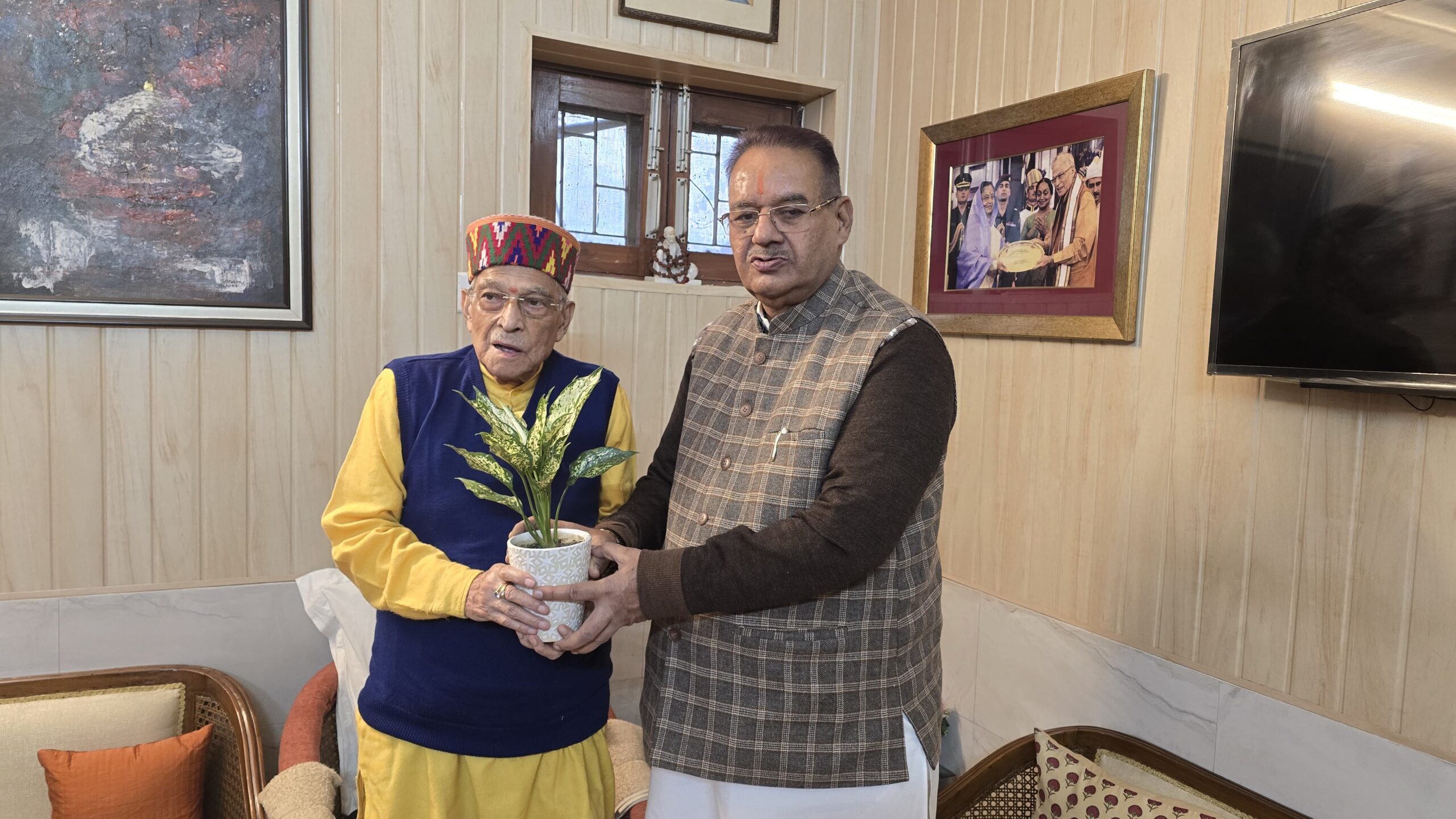 नई दिल्ली में भाजपा के वरिष्ठ नेता एवं पूर्व केंद्रीय मंत्री डॉ. मुरली मनोहर जोशी से उनके आवास पर शिष्टाचार भेंट करते कृषि मंत्री गणेश जोशी