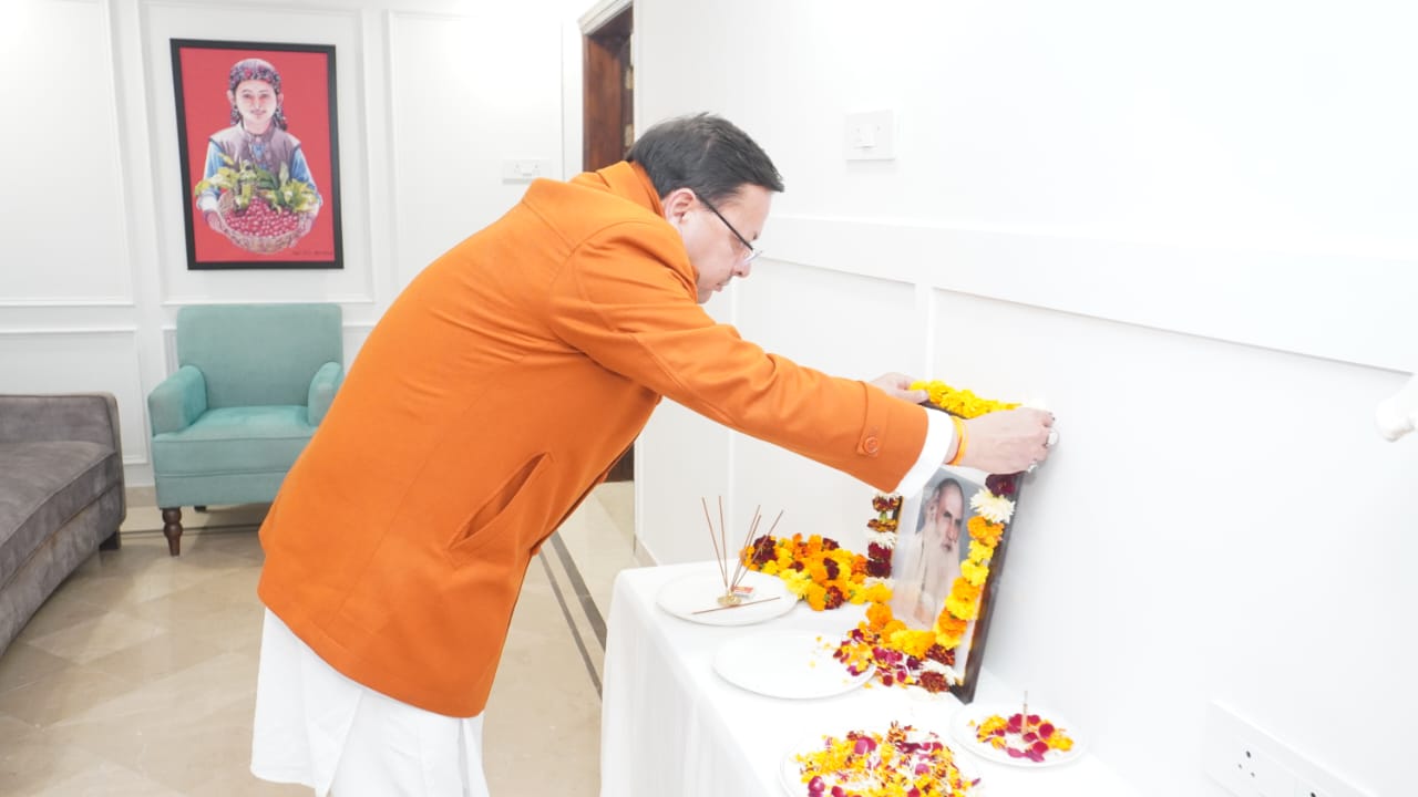 मुख्यमंत्री ने स्वर्गीय इंद्रमणि बड़ोनी के चित्र पर पुष्पांजली अर्पित कर दी श्रद्धांजलि