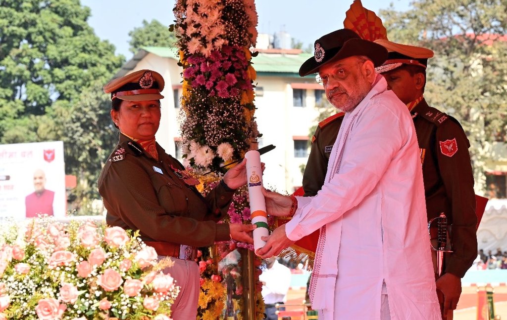 सशत्र सेवा बल के स्थापना दिवस पर कमांडेंट सुवर्णा सजवाण को गृहमंत्री ने पुलिस पदक प्रशस्ति पत्र से सम्मानित किया