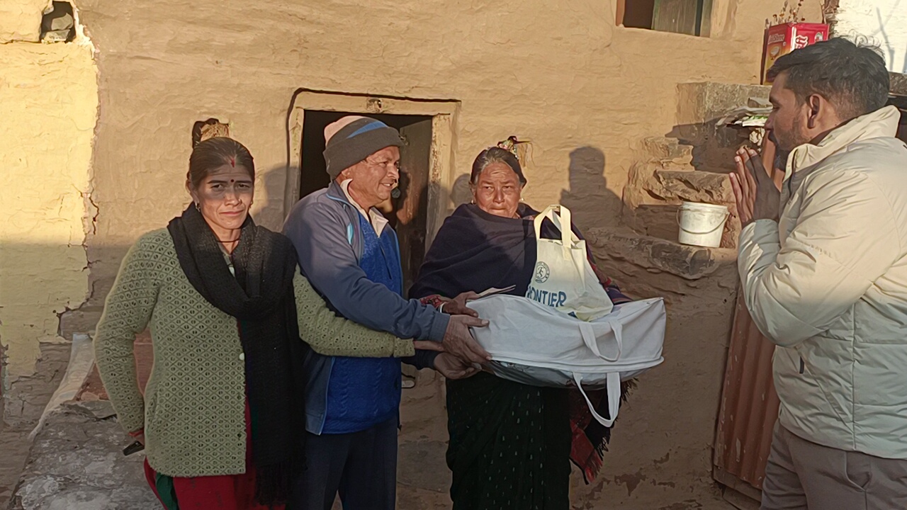 DM ने ठंड व शीतलहर के चलते जरूरतमंदों को कंबल, आर्थिक सहायता और मिष्ठान वितरित किए..