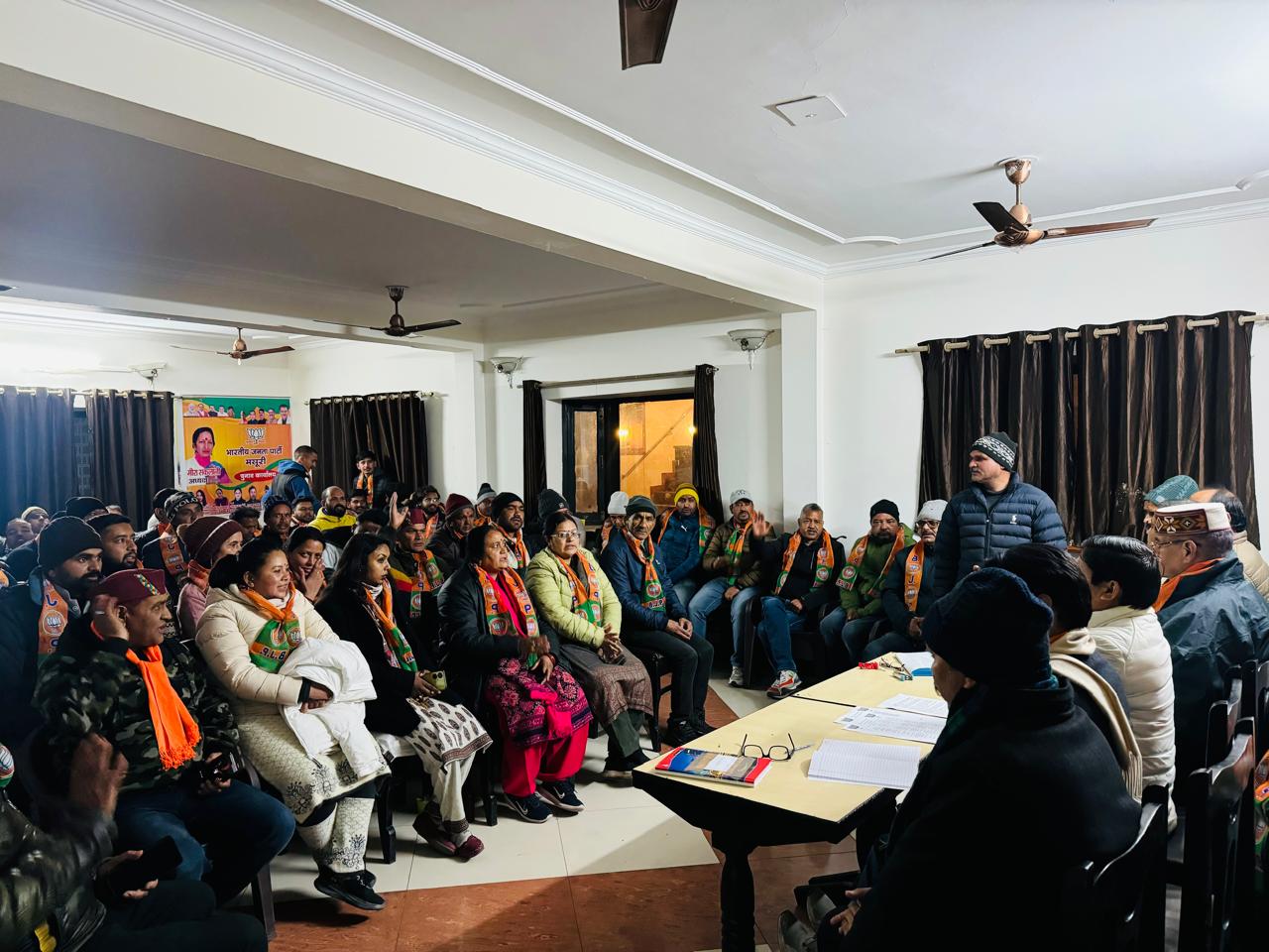 कैबिनेट मंत्री गणेश जोशी ने मसूरी में पार्टी कार्यकर्ताओं के साथ चुनावी बैठक कर निकाय चुनाव की रणनीतियों पर चर्चा की