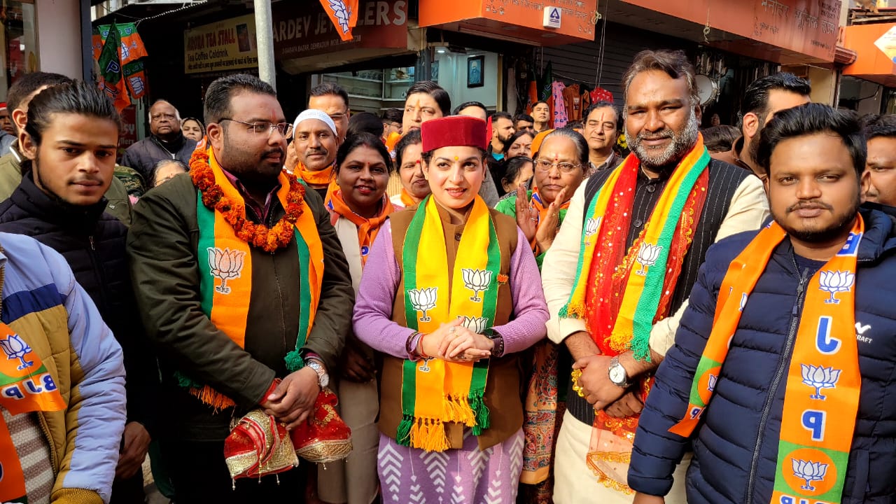 भाजपा महानगर अध्यक्ष सिद्धार्थ उमेश अग्रवाल ने वार्ड 26 और 27 में घर-घर जाकर मांगे वोट