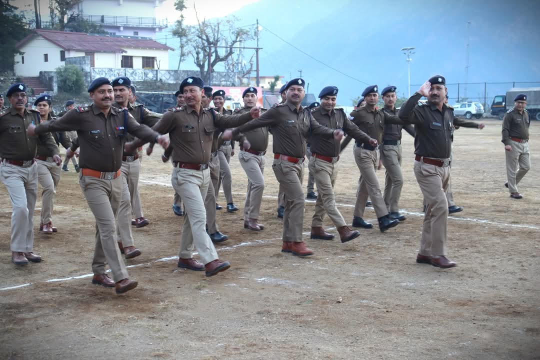 गोपेश्वर पुलिस लाइन में साप्ताहिक परेड: एकता और अनुशासन का प्रदर्शन