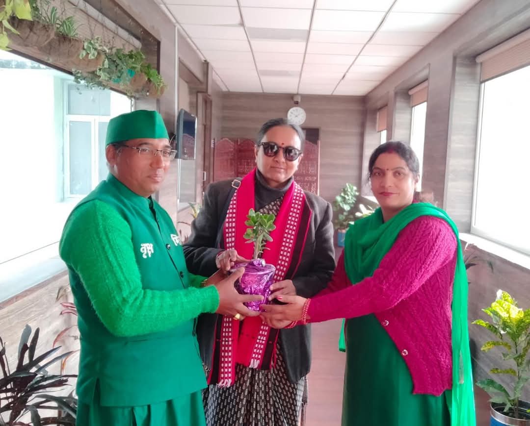 देहरादून : मुख्य सचिव राधा रतूड़ी को डॉ सोनी व किरन सोनी ने किया कुबेर का पौधा उपहार में भेंट..