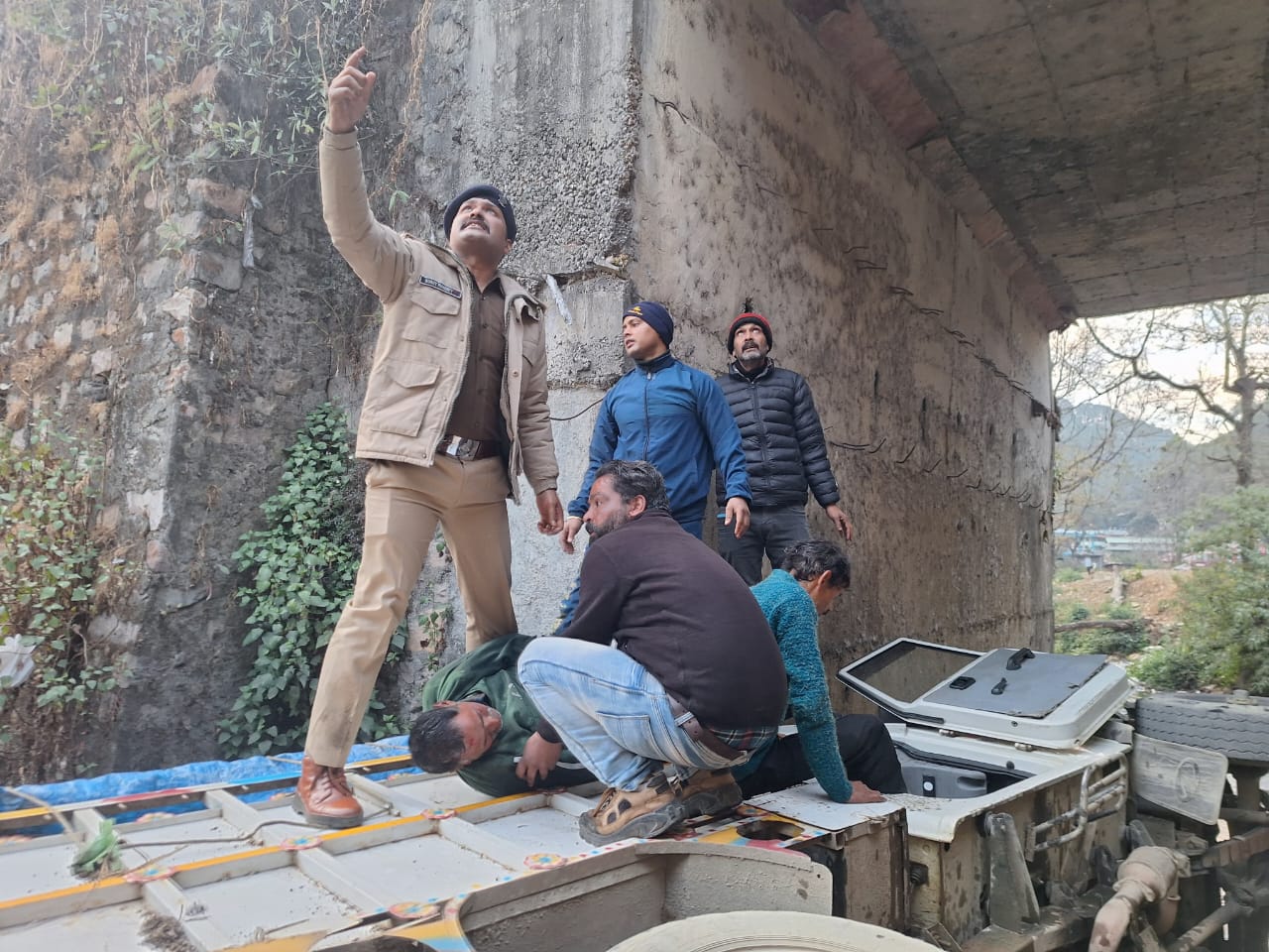 सीओ भवाली ने तत्परता दिखाते हुए वाहन दुर्घटना में घायल व्यक्ति की बचाई जान..
