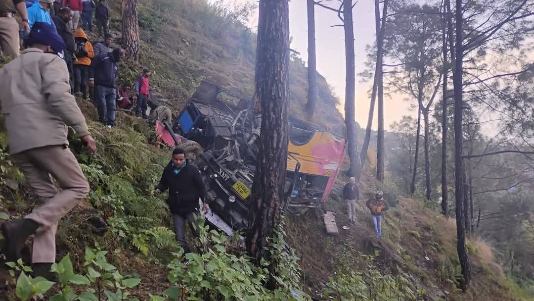 बस खाई में गिरने से 5 लोगों की मौके पर ही मौत ,डेढ़ दर्जन से ज्यादा लोग घायल….
