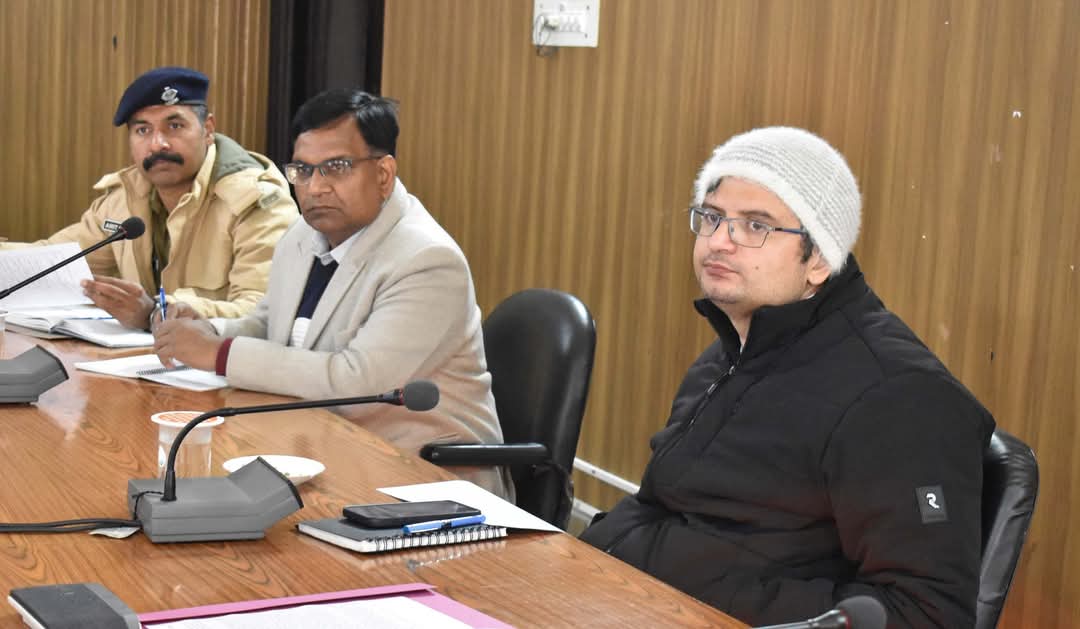 चमोली में सड़क सुरक्षा को लेकर जिलाधिकारी की अध्यक्षता में समीक्षा बैठक..