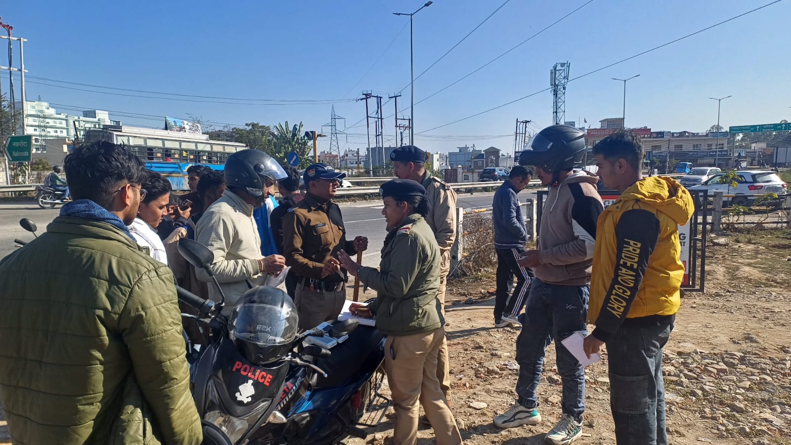 यातायात नियम उल्लंघन पर देहरादून पुलिस का सख्त सत्यापन अभियान..