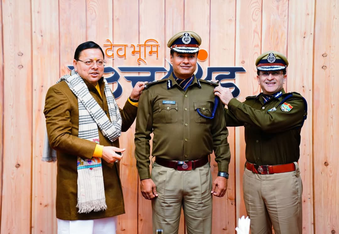 मुख्यमंत्री धामी और डीजीपी ने पुलिस अधिकारियों को पदोन्नति बैज पहनाए..