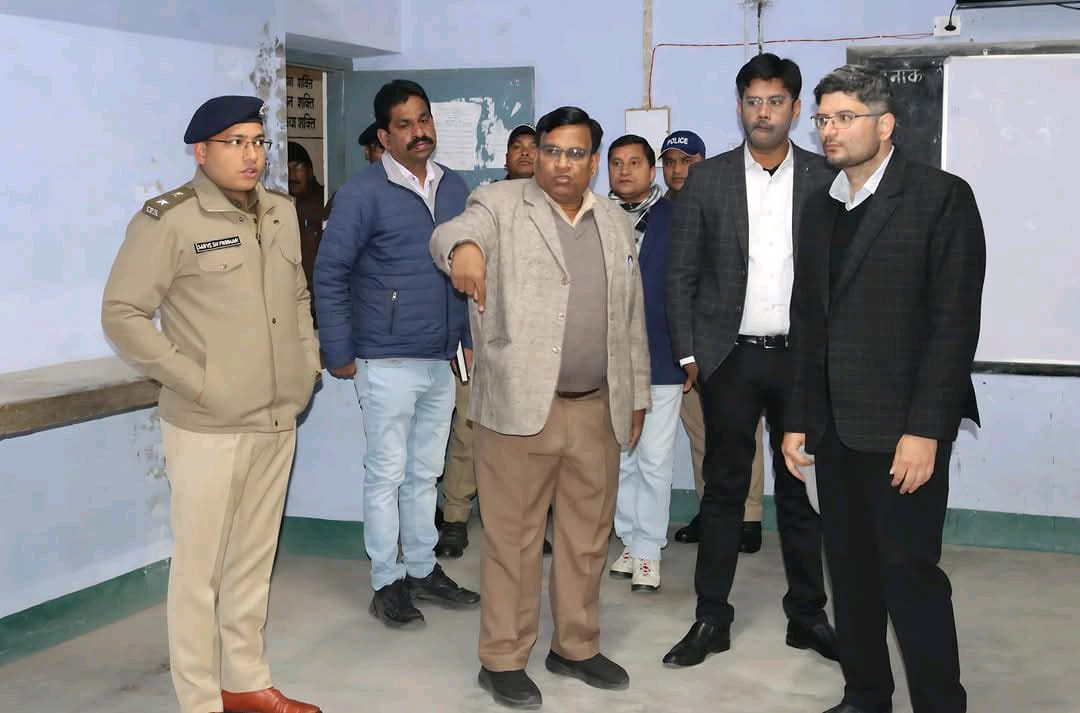 जिलाधिकारी और पुलिस अधीक्षक ने किया स्ट्रांग रूम का निरीक्षण, सुरक्षा व्यवस्था पर दिया जोर..