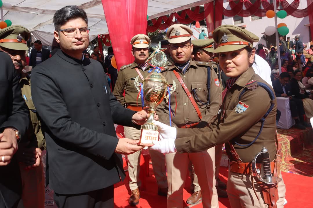 चमोली भव्य पुलिस परेड एवं रंगारंग सांस्कृतिक कार्यक्रमों के साथ पुलिस मैदान गोपेश्वर में हर्षोल्लास के साथ मनाया गया 76वां गणतन्त्र दिवस..