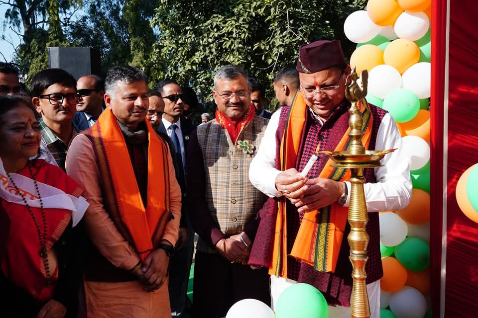 CM धामी ने गांधी पार्क, देहरादून में ‘सामूहिक वन्दे मातरम्’ गायन कार्यक्रम में भाग लिया, गणतंत्र दिवस की शुभकामनाएं दीं..