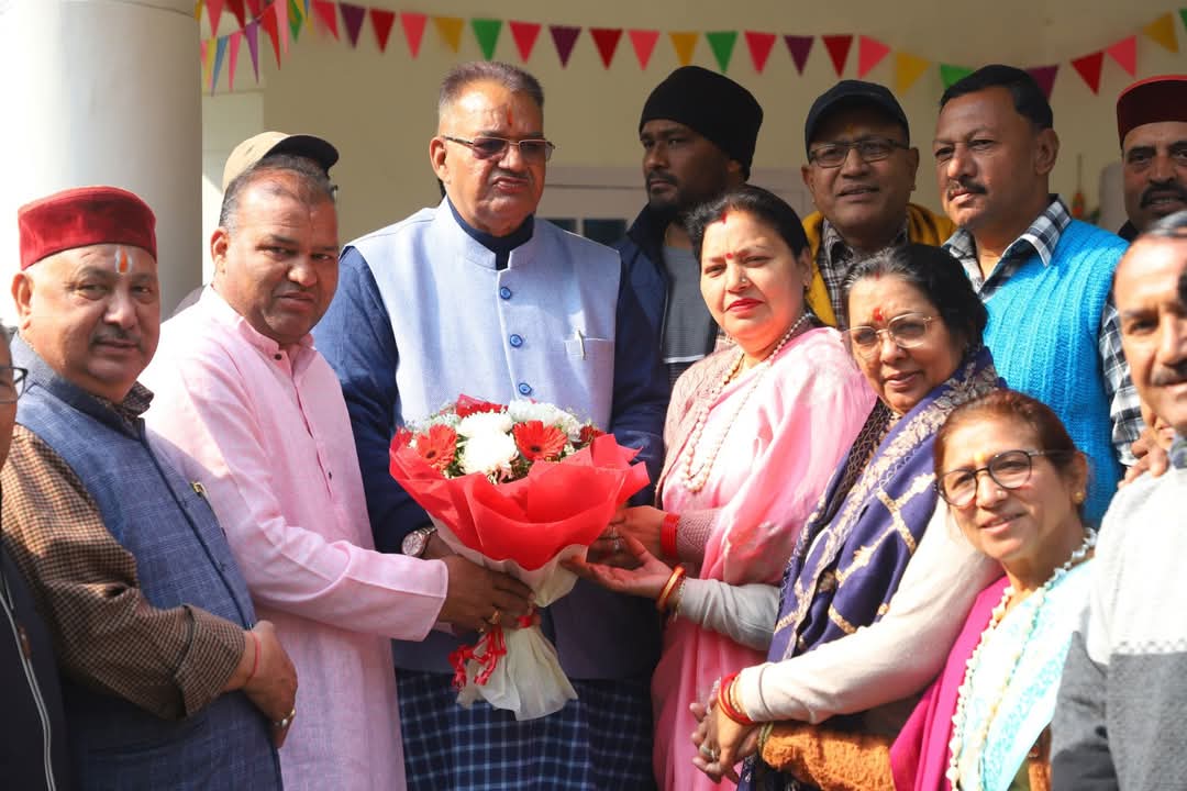 विजयी पार्षदों एवं पार्टी कार्यकर्ताओं को बधाई देते कैबिनेट मंत्री गणेश जोशी..