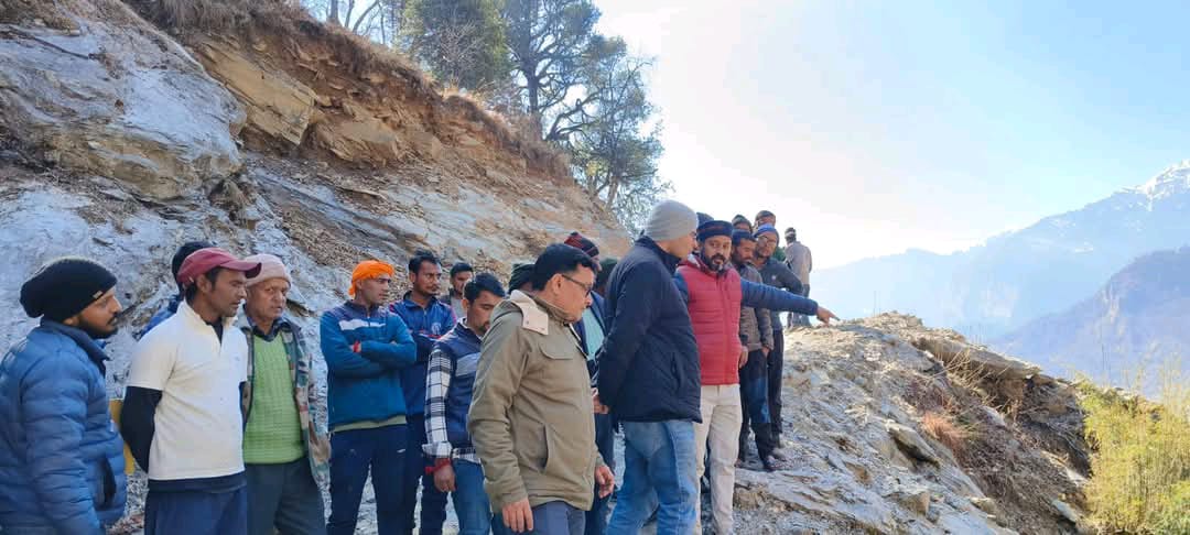 जिलाधिकारी संदीप तिवारी ने पैदल चलकर डुमक-कलगोठ गांव में सड़क निर्माण प्रस्तावित क्षेत्र का किया स्थलीय निरीक्षण..