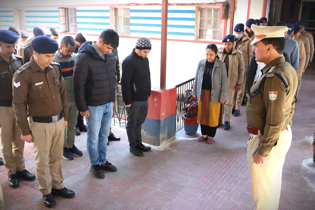 चमोली पुलिस ने शहीद दिवस पर 2 मिनट का मौन रखकर शहीदों को किया नमन, सफाई अभियान भी चलाया..