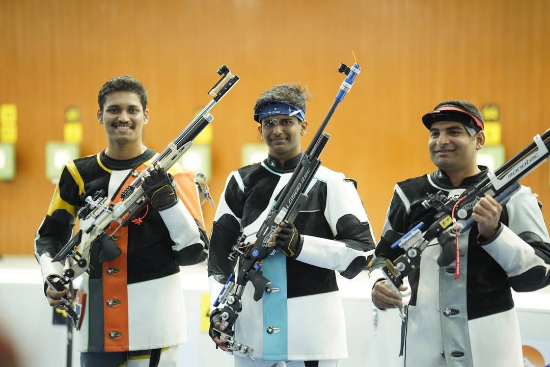 देहरादून : 38वें राष्ट्रीय खेलों में पार्थ माने ने 10 मीटर एयर राइफल में स्वर्ण पदक जीता, रुद्रांक्ष पाटिल ने रजत और किरन जाधव ने कांस्य जीता..