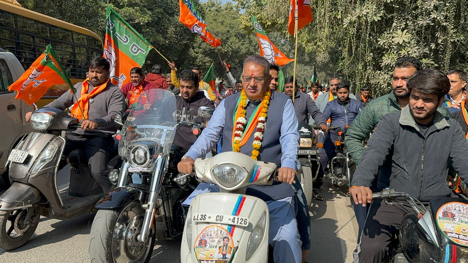 दिल्ली विधानसभा चुनाव में कैबिनेट मंत्री गणेश जोशी ने ओखला विधानसभा क्षेत्र में दोपहिया वाहन चलाकर किया भाजपा प्रत्याशी का प्रचार