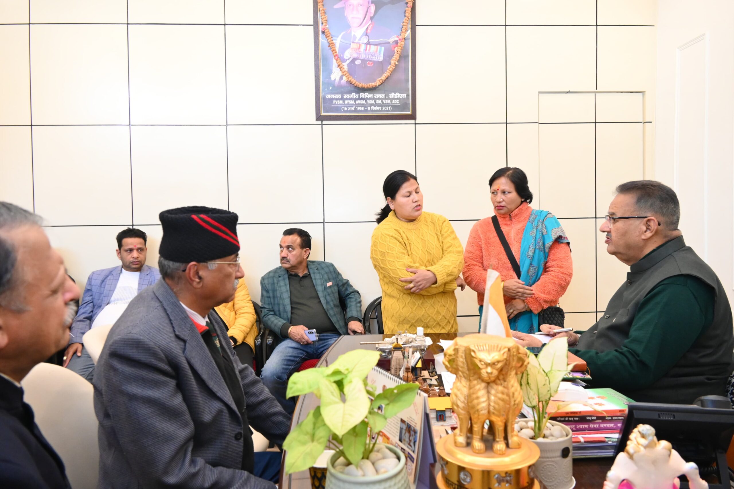 कैंप कार्यालय में दूर दराज से पहुंचे फरियादियों की जन समस्याएं सुनते कैबिनेट मंत्री गणेश जोशी