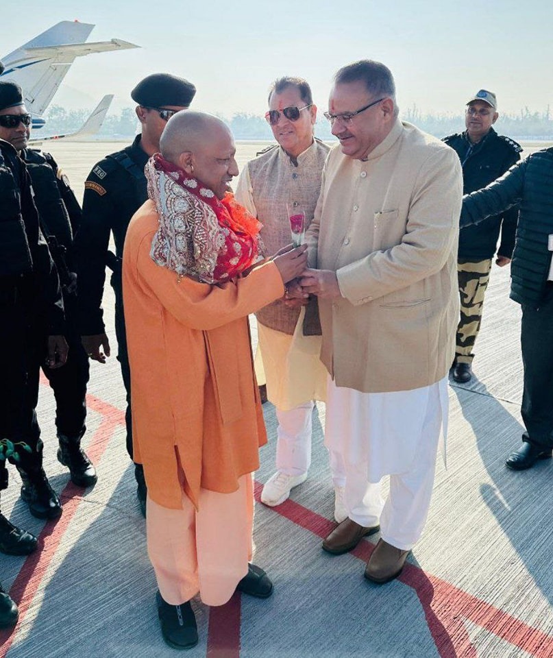देहरादून जौलीग्रांट एयरपोर्ट पर उत्तरप्रदेश के मुख्यमंत्री योगी आदित्यनाथ का उत्तराखंड आगमन पर स्वागत करते कैबिनेट मंत्री गणेश जोशी