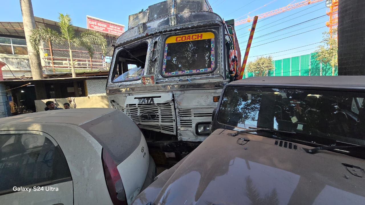 तड़के सुबह पहले दीवार से टकराया बेकाबू ट्रक, फिर दो गाड़ियों को मारी टक्कर, चालक मौके से फरार