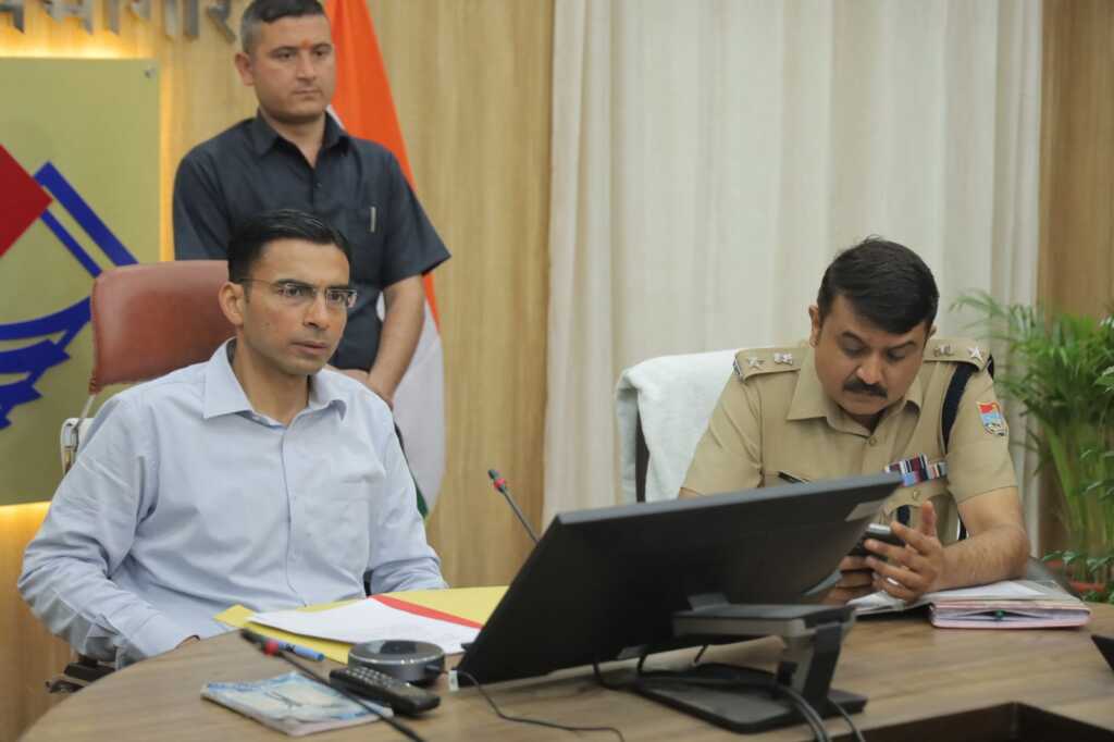 स्थानीय बच्चों, महिलाओं, बुजुर्गों की कीमत पर नहीं होगा हाईवे निर्माण: DM