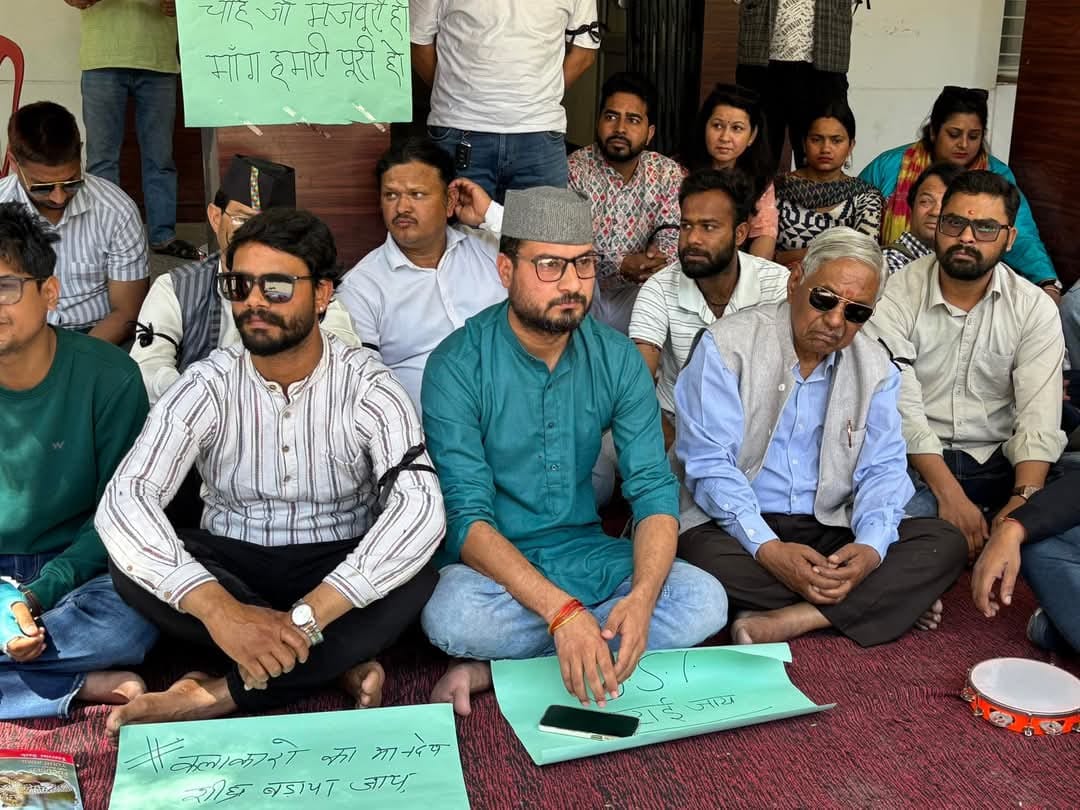 BREAKING NEWS : संस्कृति निदेशालय के बाहर लोक कलाकारों का धरना, गढ़ रत्न नरेंद्र सिंह नेगी का समर्थन