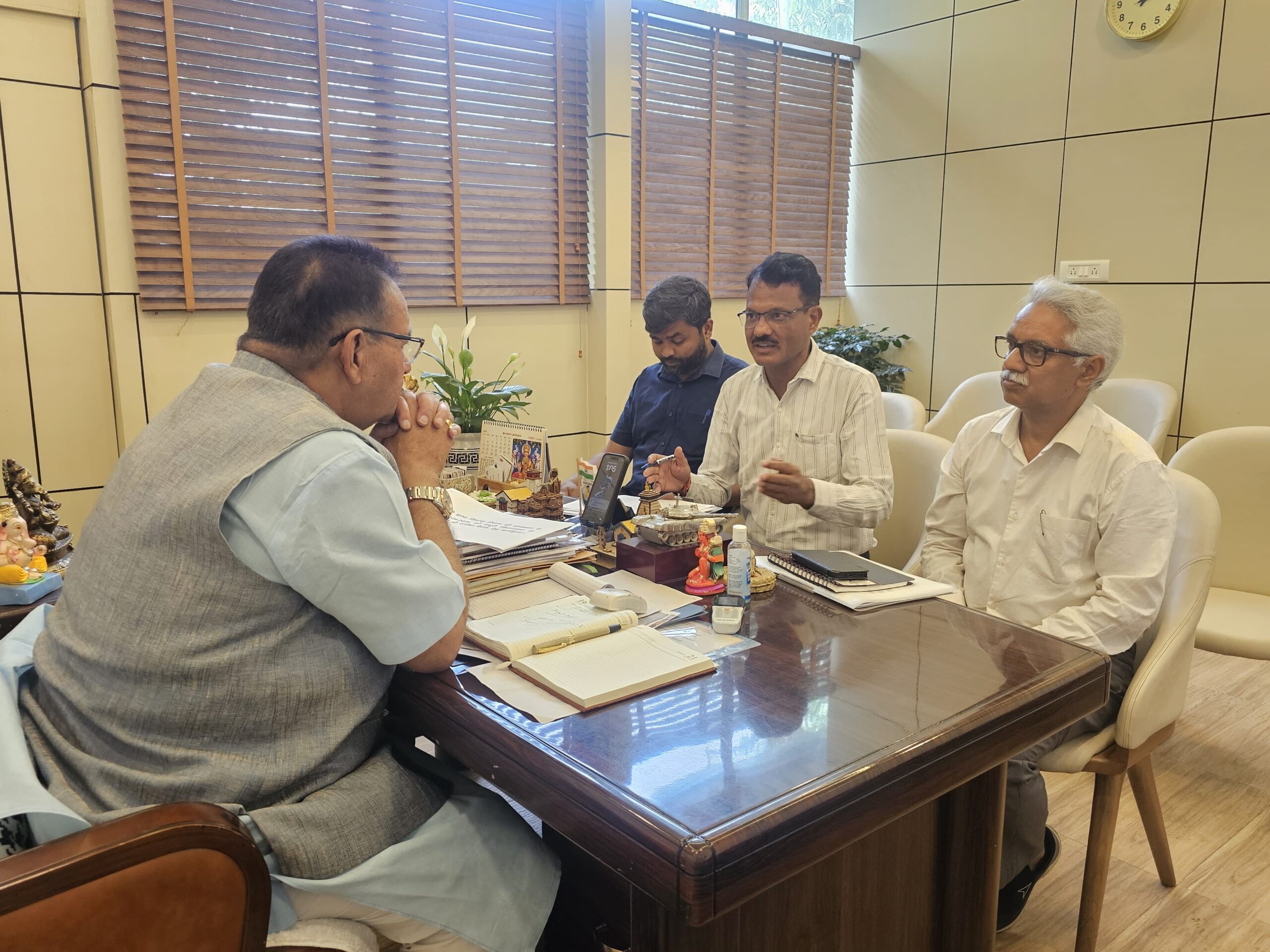 ग्राम्य विकास मंत्री गणेश जोशी ने की पीएमजीएसवाई कार्यों की समीक्षा, दिए गुणवत्ता और समयबद्धता सुनिश्चित करने के निर्देश