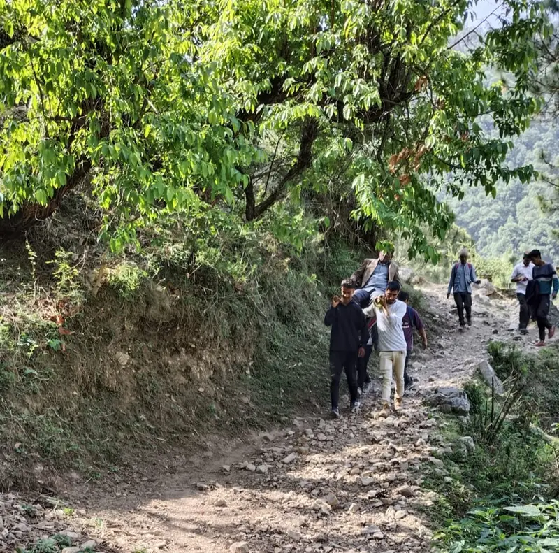 21वीं सदी का सच: सड़क न होने से डोली के सहारे अस्पताल पहुंचाए जा रहे मरीज, उत्तरकाशी के ग्रामीणों की बेबसी