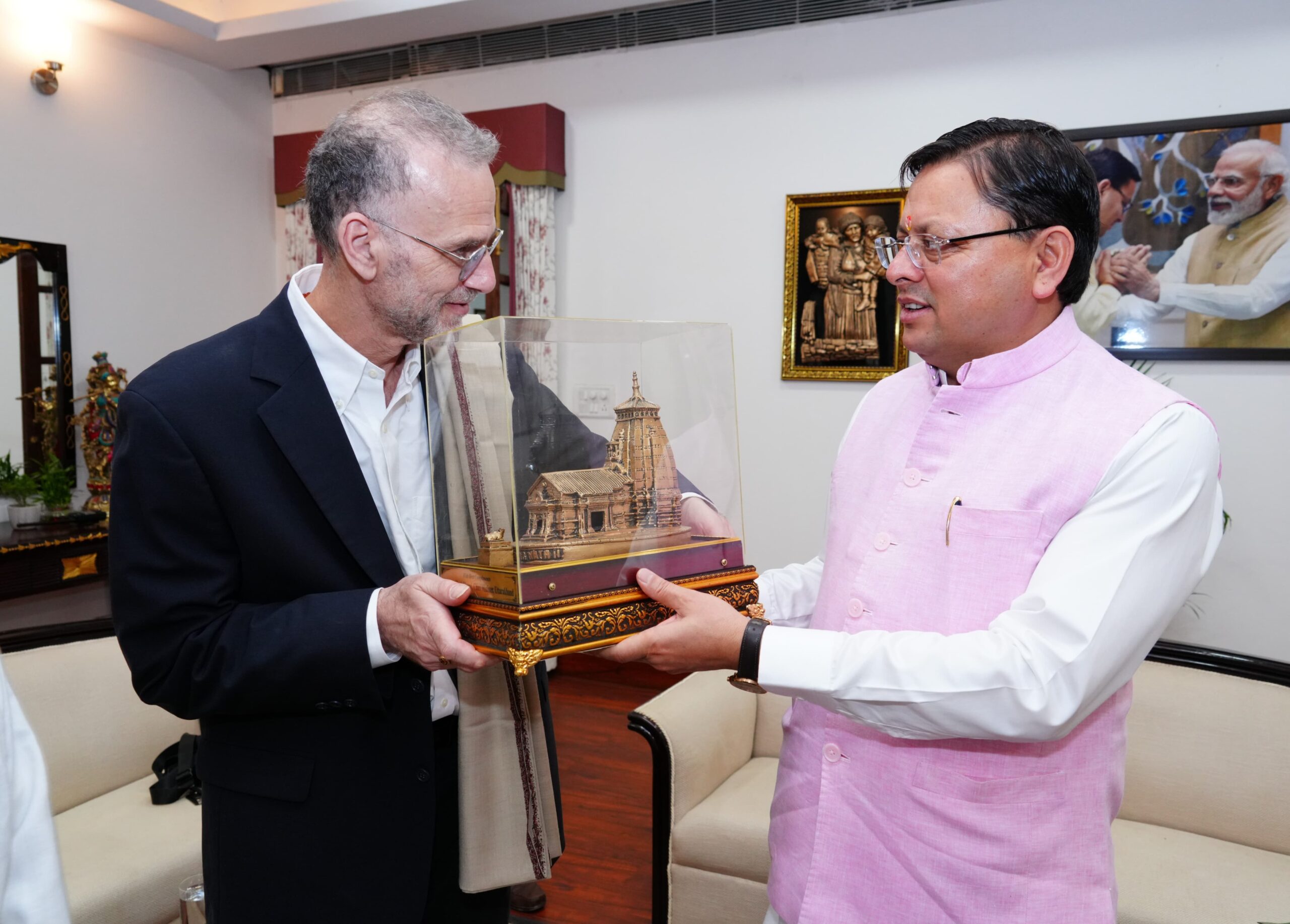 मुख्यमंत्री पुष्कर सिंह धामी से हेस्को संस्थापक डॉ. अनिल जोशी व अंतरराष्ट्रीय विशेषज्ञों ने की मुलाकात, पर्यावरण व विकास पर हुई चर्चा