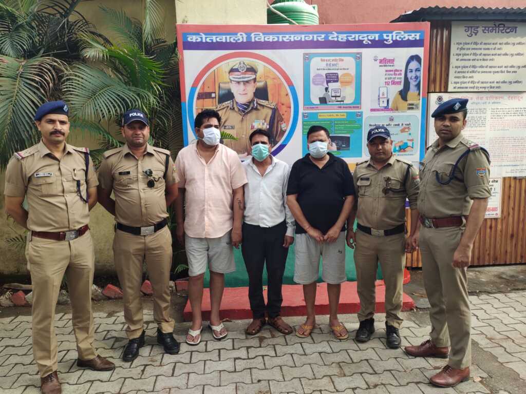 अंतरराष्ट्रीय संरक्षित पशु तस्कर गिरोह “लाडवा गैंग” का दून पुलिस ने किया भंडाफोड़, 1 करोड़ का दुर्लभ सांप बरामद