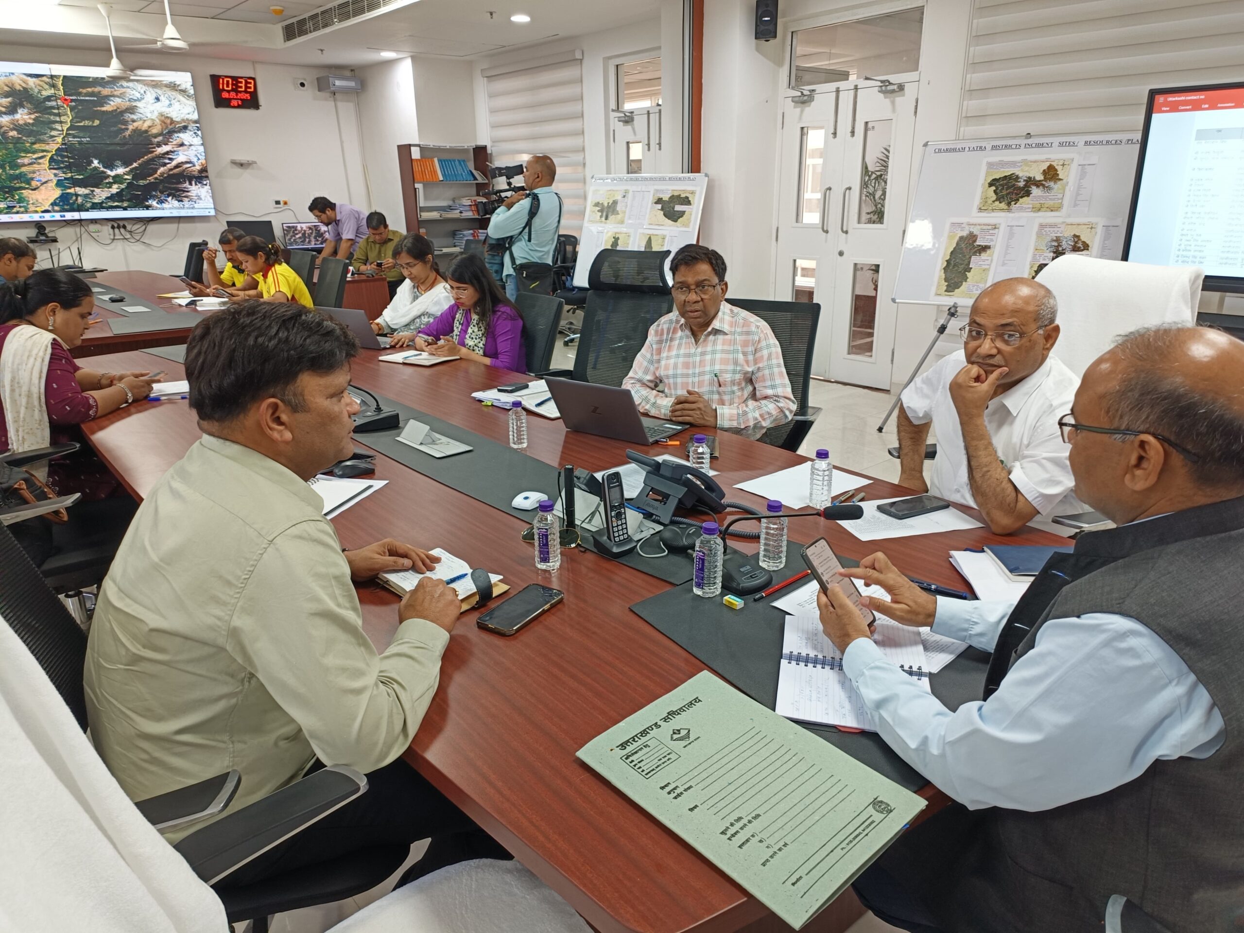 उत्तरकाशी हेलीकॉप्टर हादसा: आपदा प्रबंधन सचिव ने एसईसीओ से की रेस्क्यू ऑपरेशन की निगरानी, घायल को एयरलिफ्ट कर एम्स ऋषिकेश भेजा गया