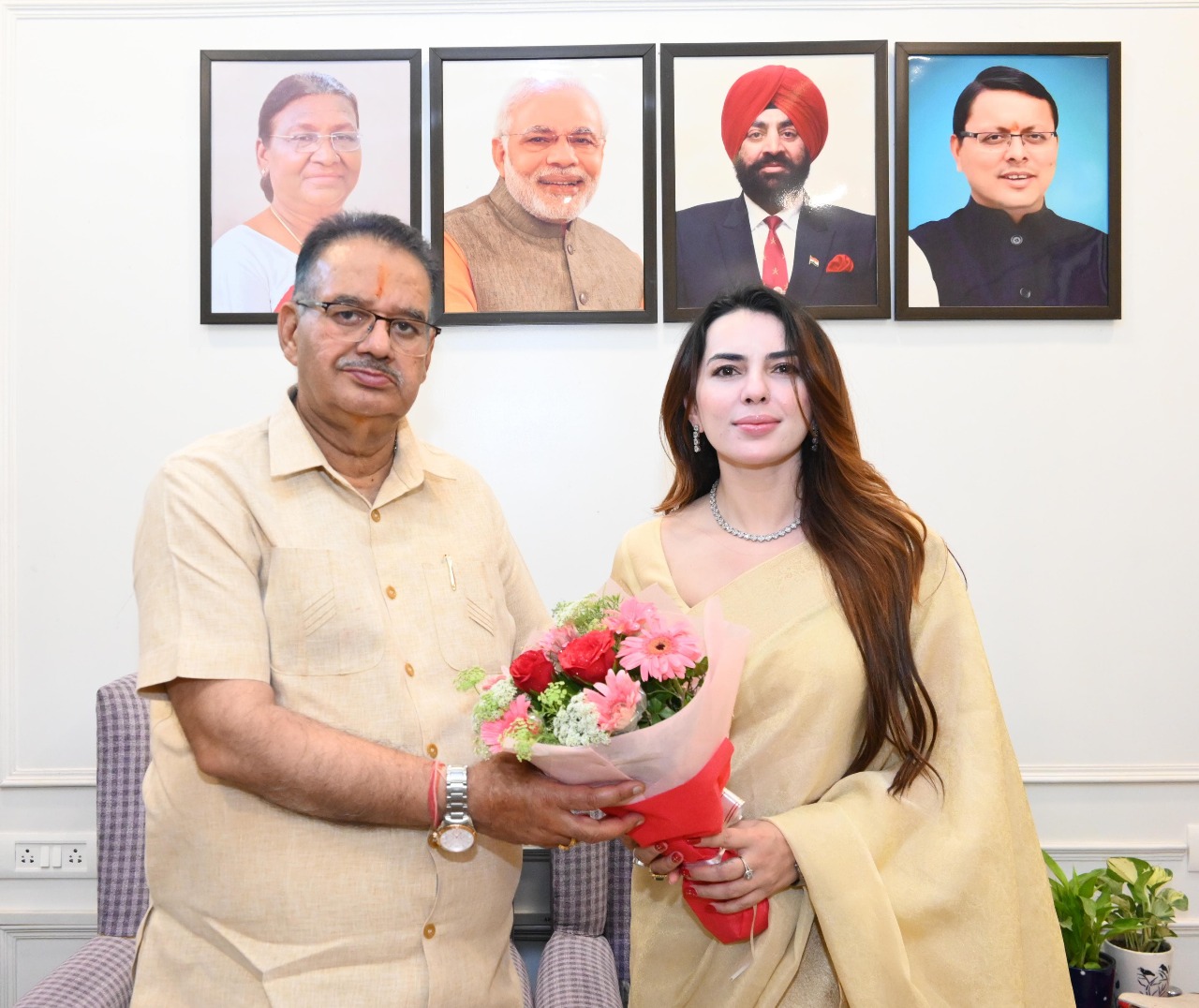नेपाल मूल की अभिनेत्री एलिजा गौतम ने की कैबिनेट मंत्री गणेश जोशी से शिष्टाचार भेंट
