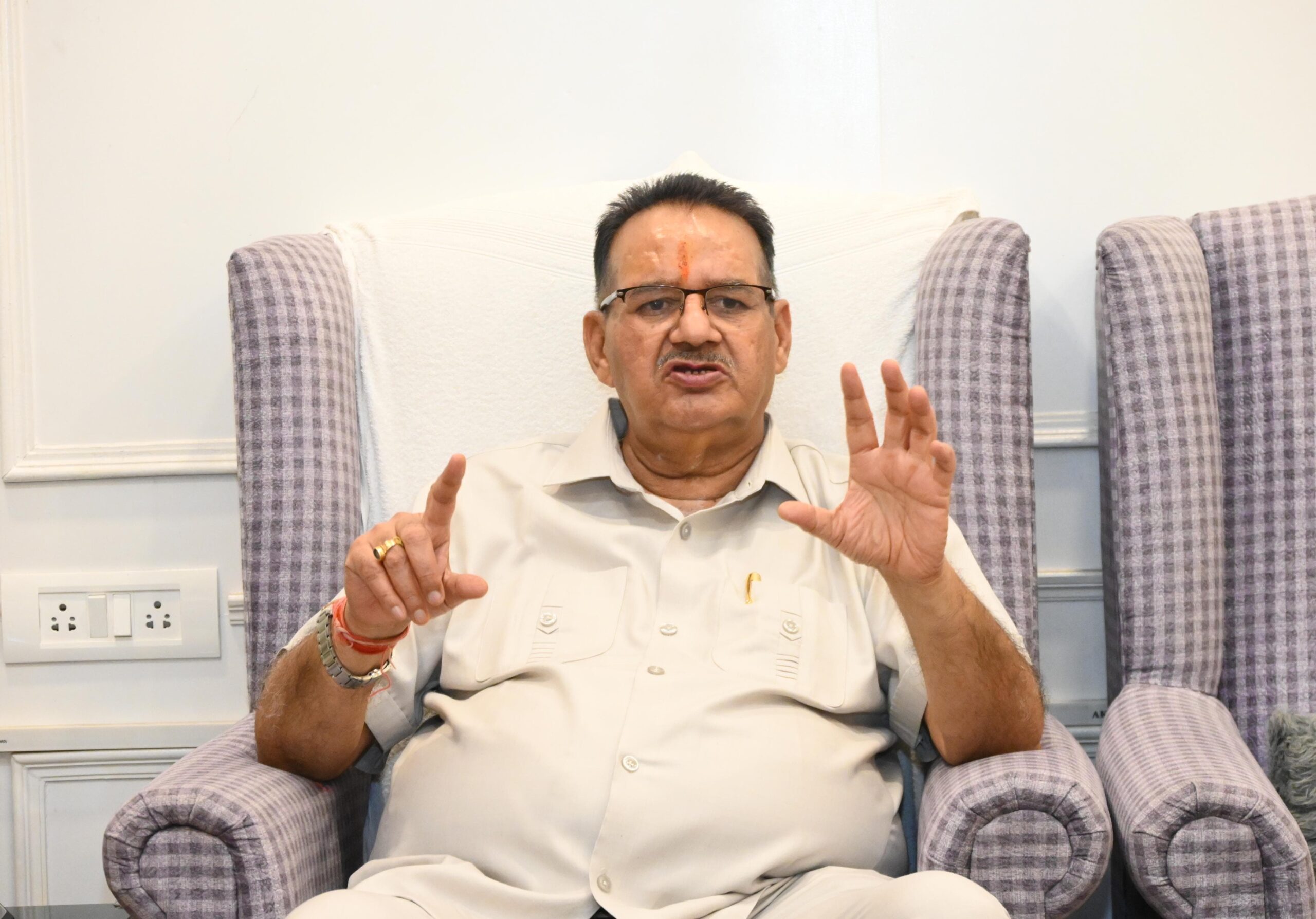 सैनिक कल्याण मंत्री गणेश जोशी ने विभागीय योजनाओं की समीक्षा की, शहीद परिजनों के लिए अनुग्रह राशि बढ़ाने के निर्देश