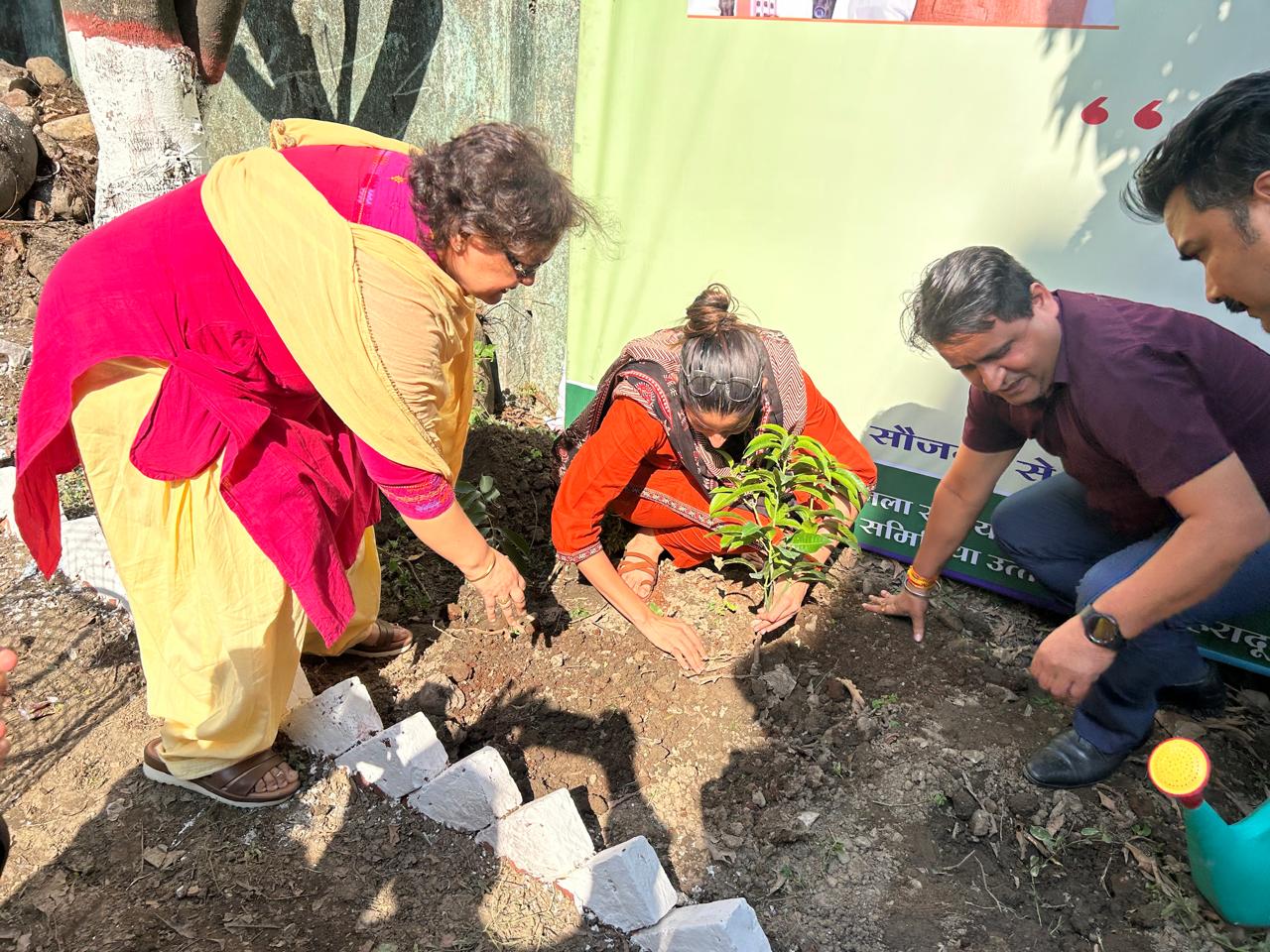 मियांवाला सहकारी समिति में मनाया गया पर्यावरण दिवस, ‘एक पेड़ माँ के नाम’ कार्यक्रम के तहत किया गया वृक्षारोपण