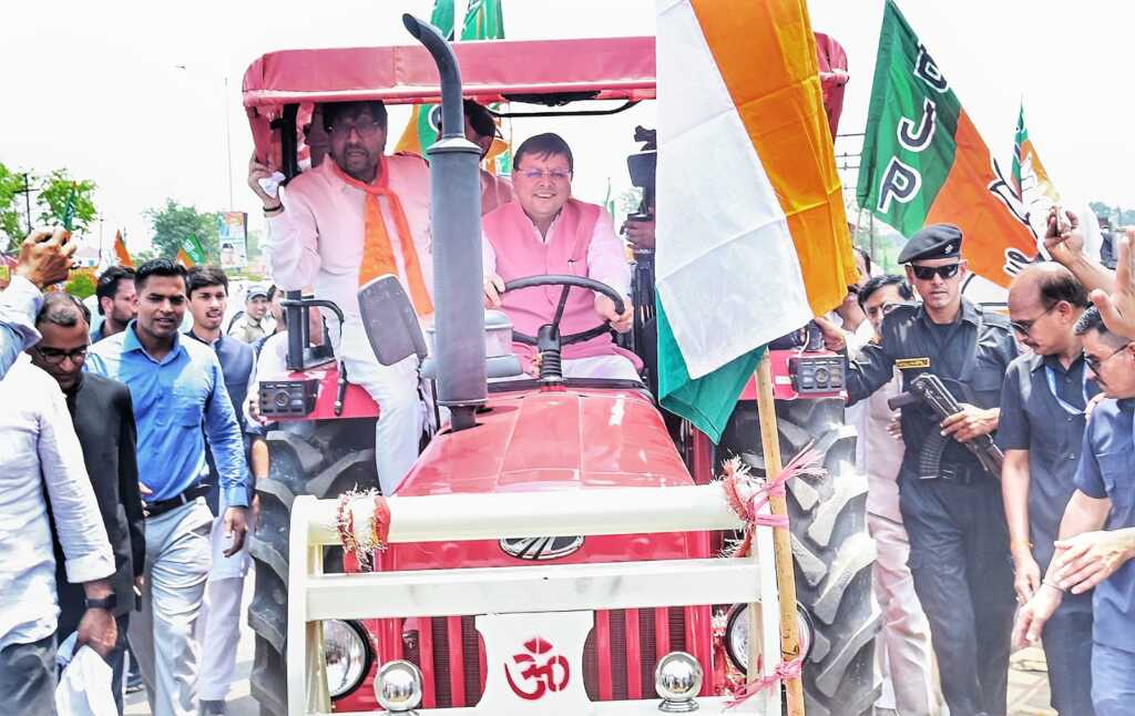 हरिद्वार में सीएम धामी का ऐतिहासिक रोड शो , ट्रैक्टर यात्रा जनता से जुड़ाव और किसानों के सम्मान का अनोखा संदेश
