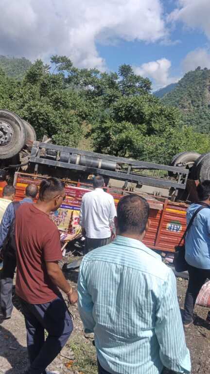 टिहरी ब्रेकिंग न्यूज: ऋषिकेश-चंबा नेशनल हाईवे पर कांवड़ियों से भरा ट्रक दुर्घटनाग्रस्त, एक की मौत, 13 घायल