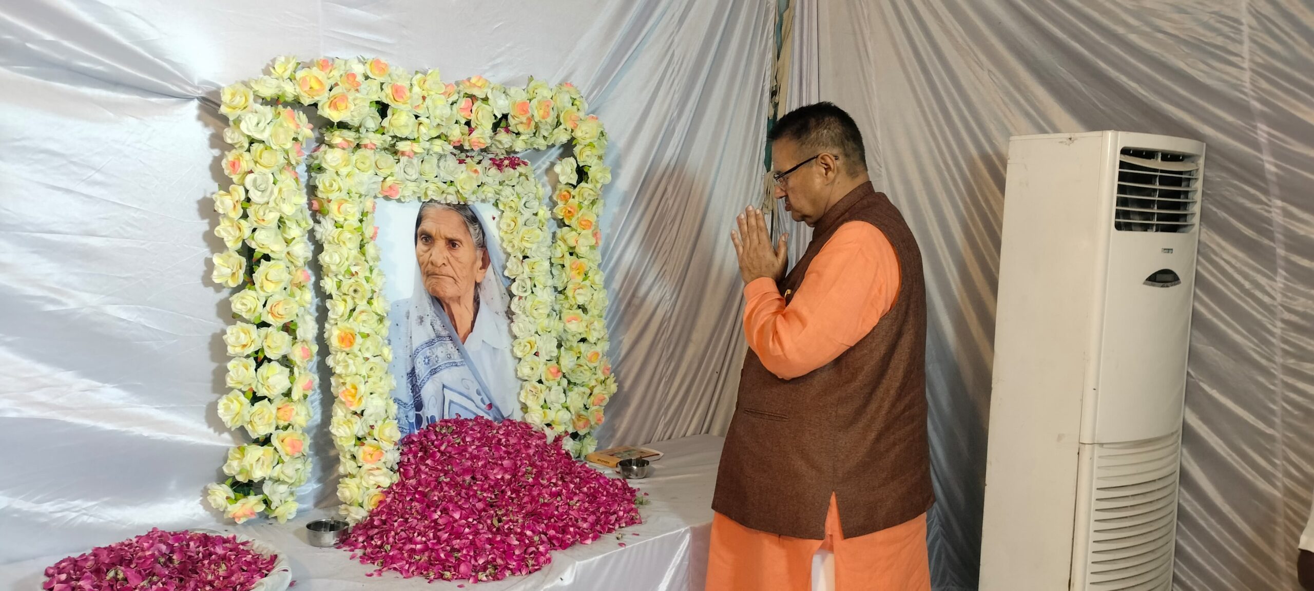 कैबिनेट मंत्री गणेश जोशी ने भाजपा नेता धर्मपाल की माता को अर्पित की श्रद्धांजलि