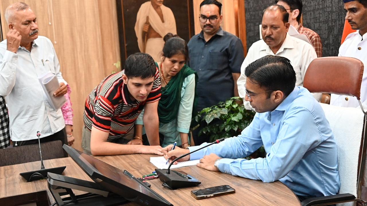 Breaking news: डीएम ने विशेषाधिकार का प्रयोग कर की बड़ी कार्रवाई – परिवार पर बंदूक तानने वाले आईटीबीपी इंस्पेक्टर का शस्त्र लाइसेंस किया निलंबित
