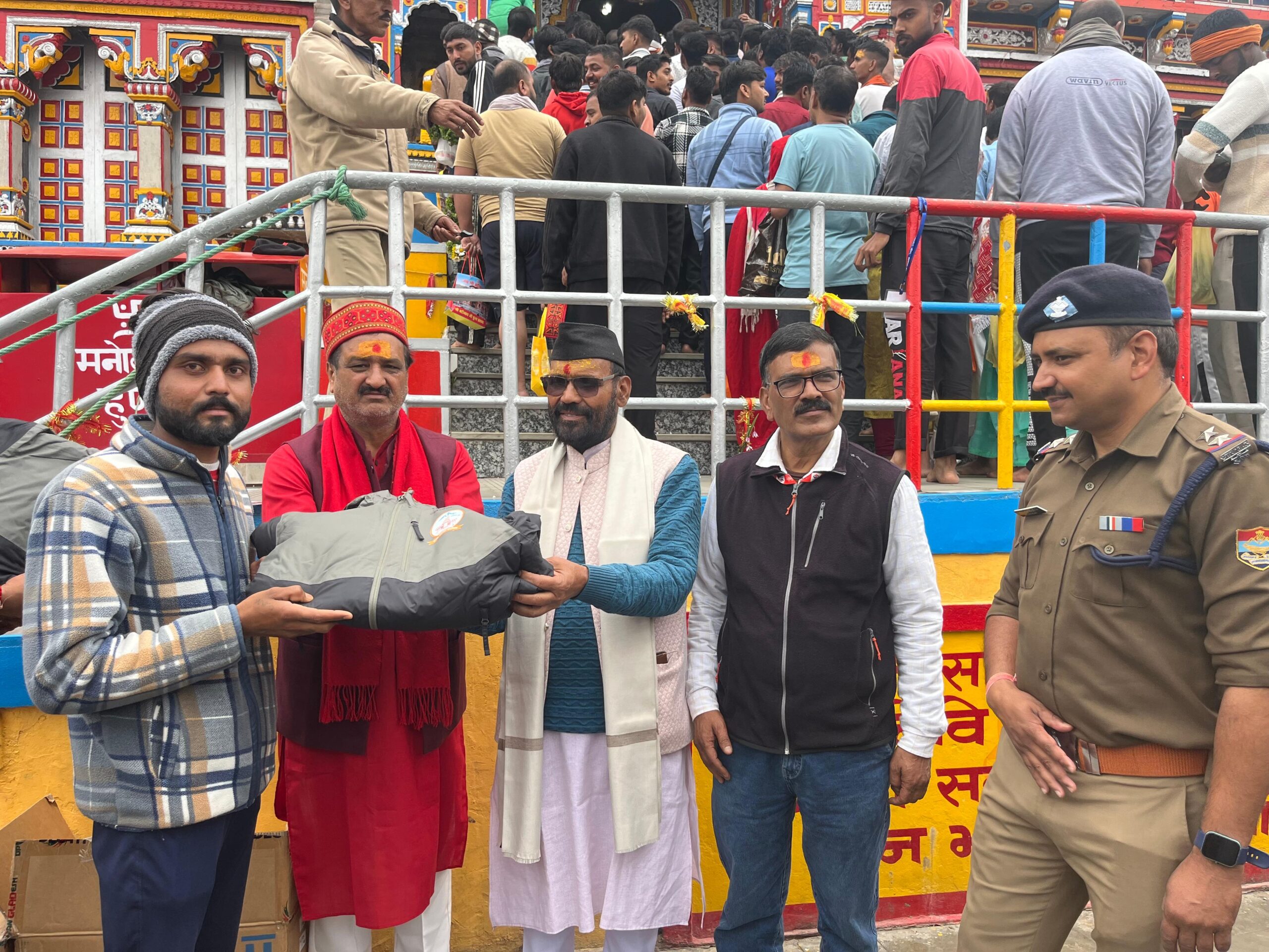 बदरीनाथ धाम में पर्यावरण मित्रों का सम्मान एवं वर्दी वितरण कार्यक्रम सम्पन्न