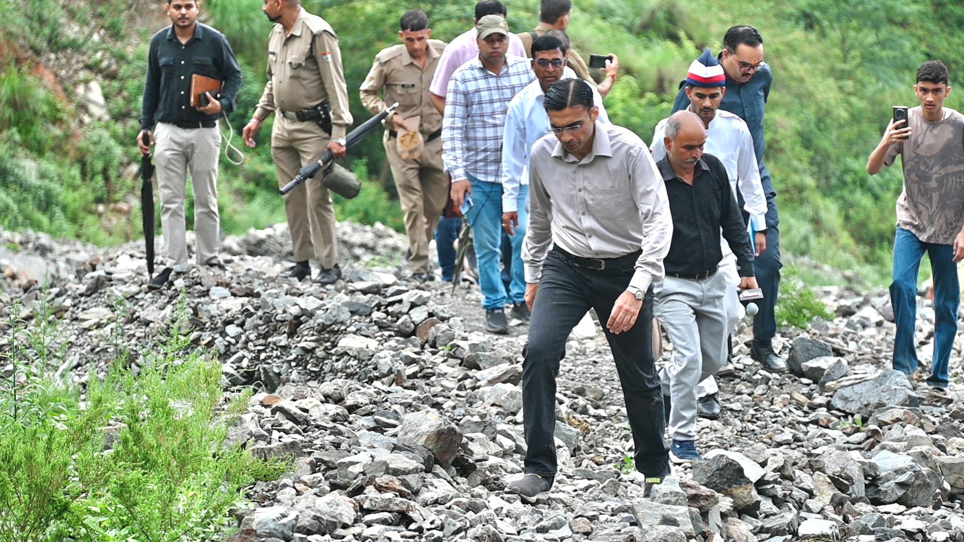 बटोली गांव की वर्षों पुरानी समस्याओं का स्थायी समाधान: डीएम सविन बंसल ने जारी की पेयजल व विद्युत परियोजना हेतु स्वीकृति राशि
