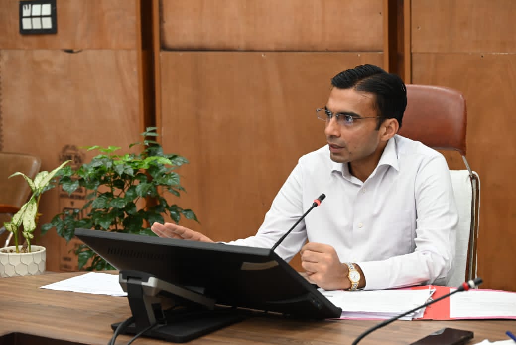 जल संकट का प्रोएक्टिव समाधान, हर घर तक निर्बाध जल आपूर्ति सुनिश्चित : डीएम