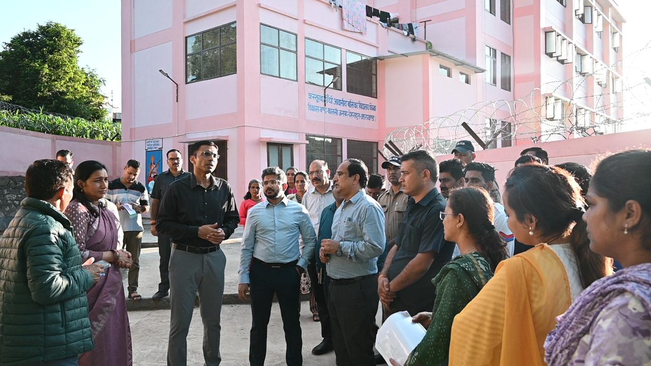 डीएम का कस्तूरबा गांधी बालिका विद्यालय कोरूबा निरीक्षण, छात्राओं के लिए बेहतर शिक्षा और सुविधाओं का रोडमैप तैयार