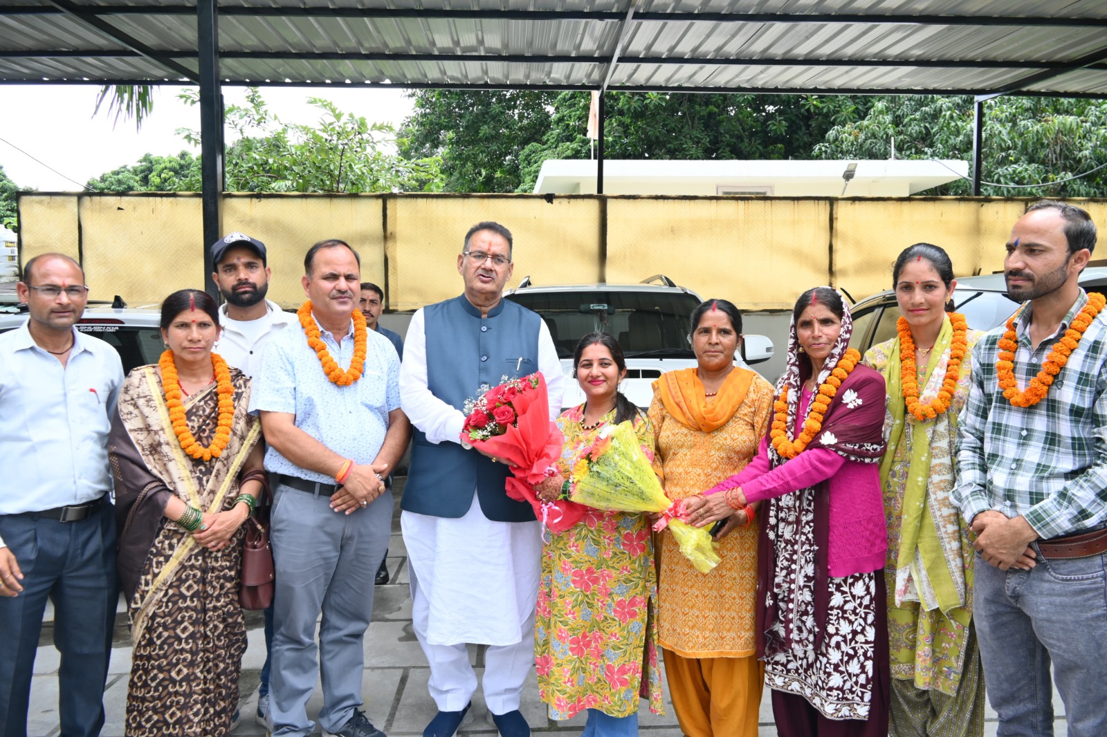 कैबिनेट मंत्री गणेश जोशी से मिले त्रिस्तरीय पंचायत चुनावों में विजयी जनप्रतिनिधि, मंत्री ने दी जीत की बधाई