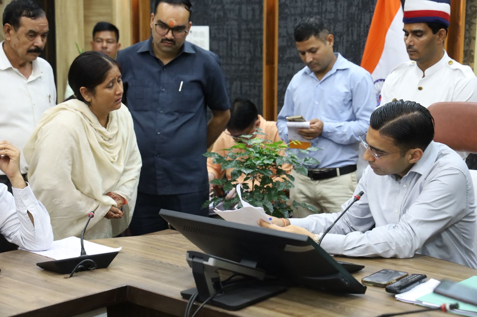 भारी बारिश के बीच भी 78 फरियादियों ने पहुंचाई अपनी आवाज, डीएम ने मौके पर किया समाधान